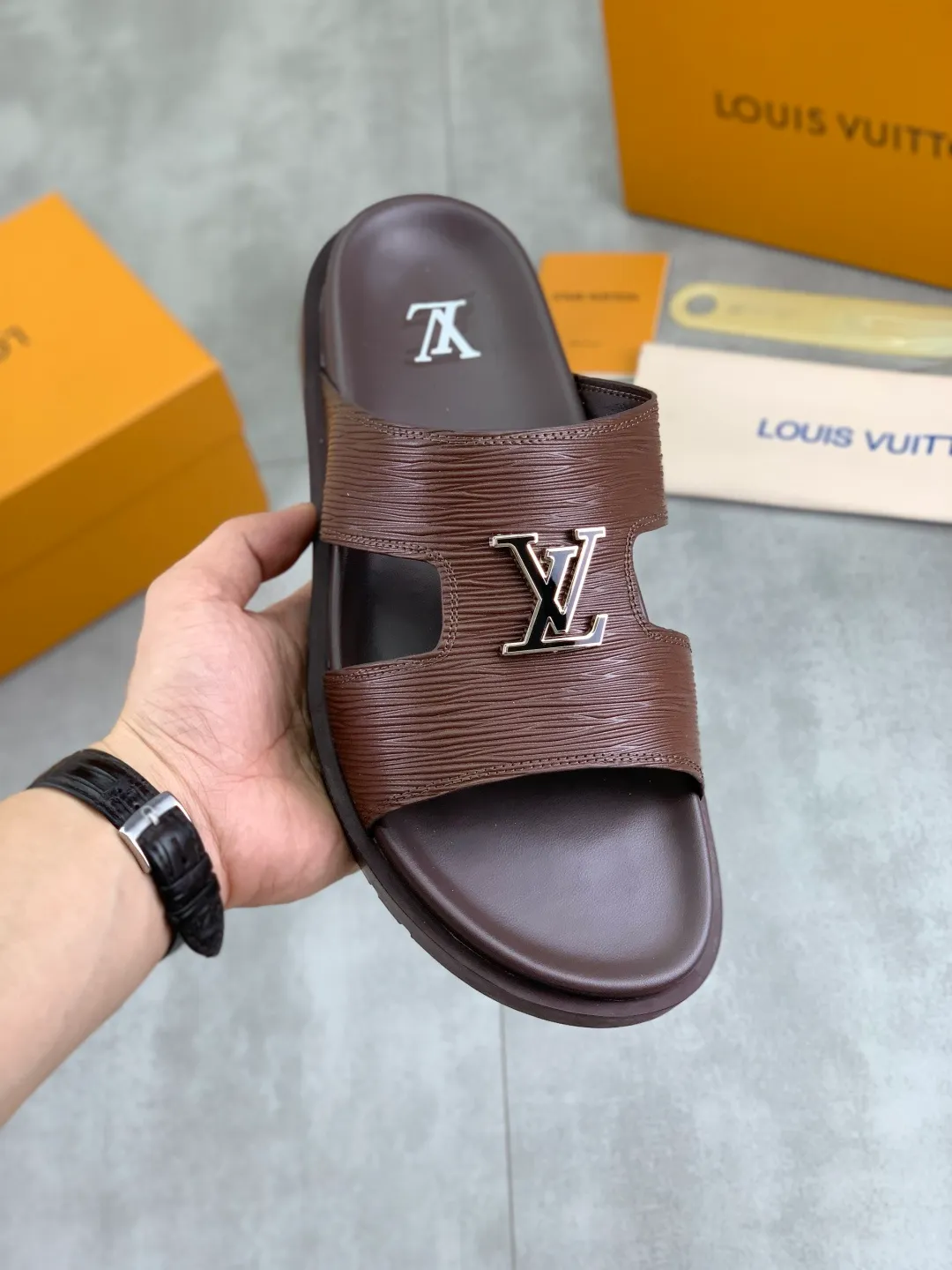 Men's shoes 💰P300💰【New style】🆘 Original quality 【LOUIS VUITTON】The popular Louis Vuitton LV men's slippers on the official website are on sale simultaneously! Original fabric imported from Italy, original factory special supply, code number: 38-44 (45 customized), many colors available